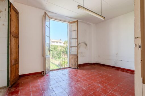 000665 – Casa Adosada en Llagostera con Gran Potencial de Reforma - Imagen 2