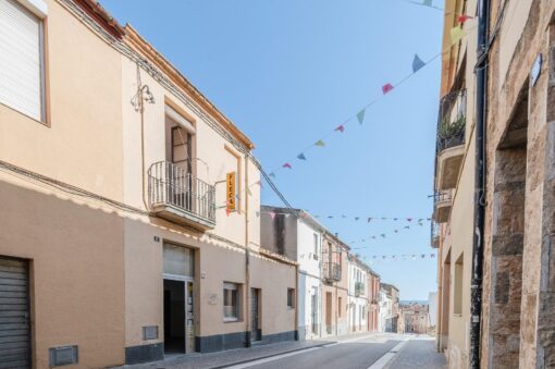 000665 – Casa Adosada en Llagostera con Gran Potencial de Reforma